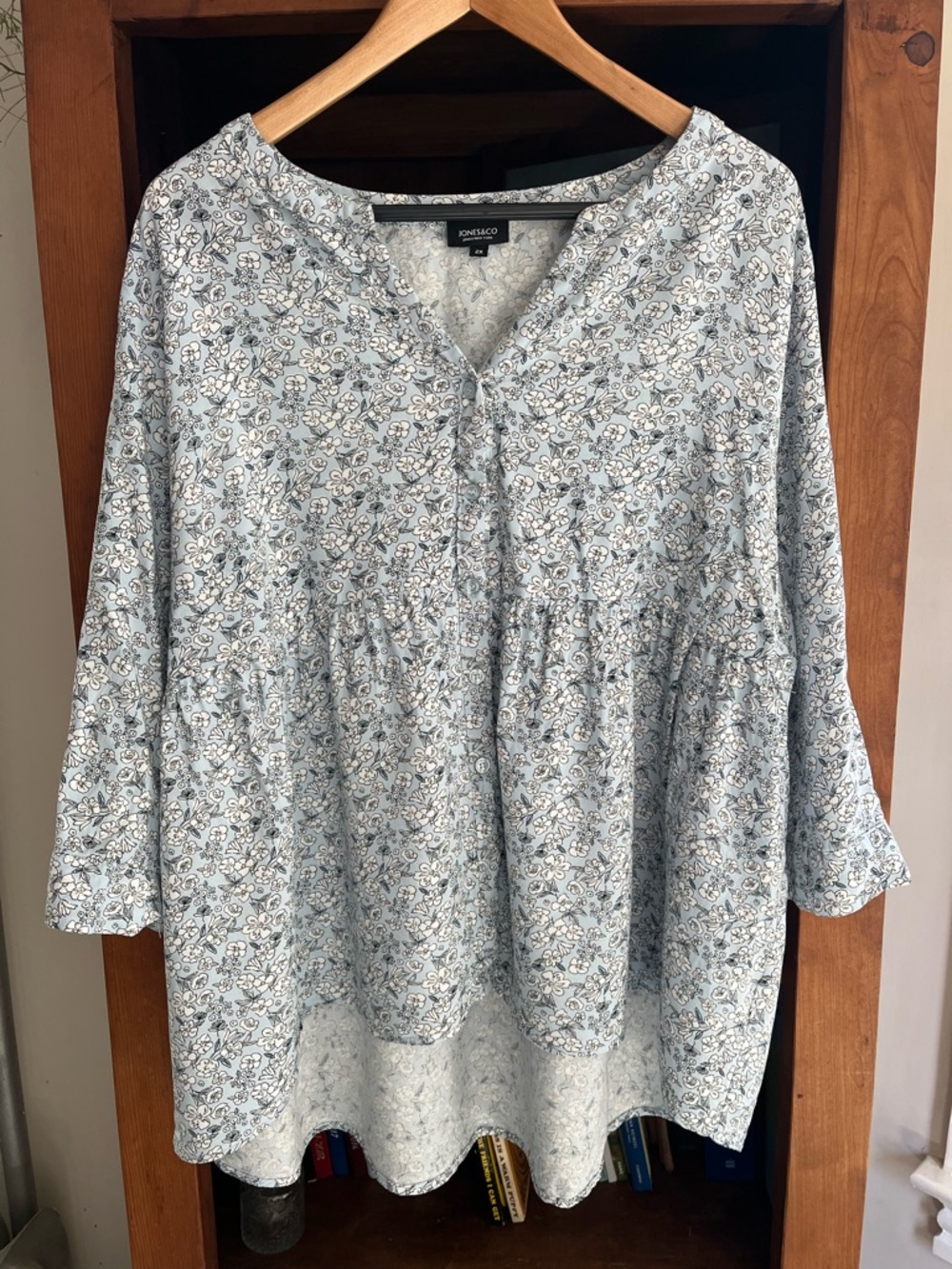Jones & Co 2X Light Blue Floral V-Neck Peasant Tab Sleeve Button Up Blouse Top